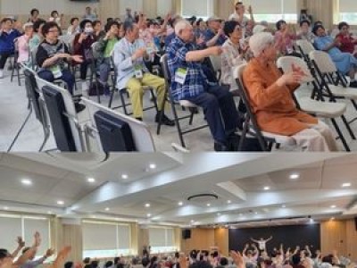 노현태 어르신들과 함께 건강박수 프로그램 진행
