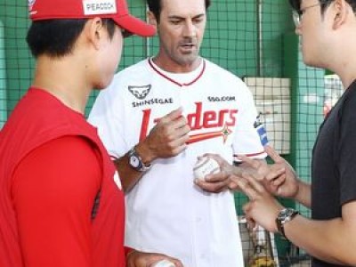 콜 해멀스가 SSG 유망주들에 강화군에서 훈련 나눔