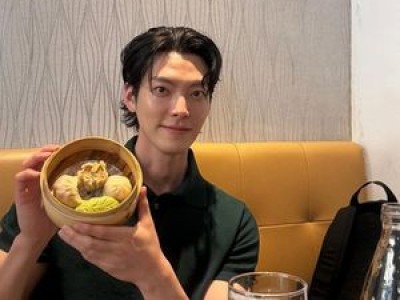 김우빈 밀라노에서 훈남 미모 뽐내는 듯
