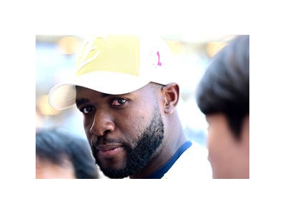 플로리얼 오랜만에 볼파크 출현에 팬들 환호
